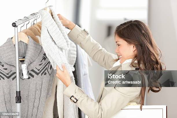 Photo libre de droit de Femme Shopping Vêtements banque d'images et plus d'images libres de droit de Essayer - Essayer, Femmes, Pull
