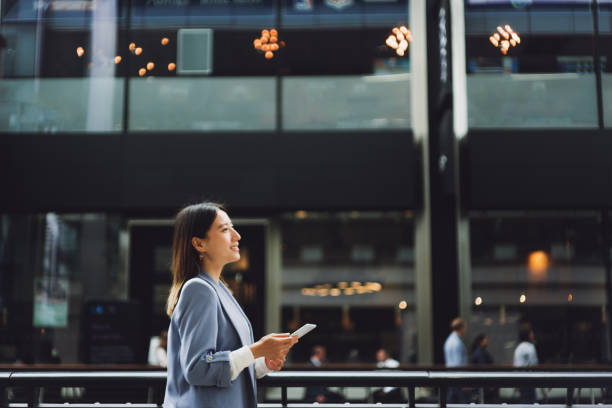 biznes w podróży - mobile phone business connection women zdjęcia i obrazy z banku zdjęć