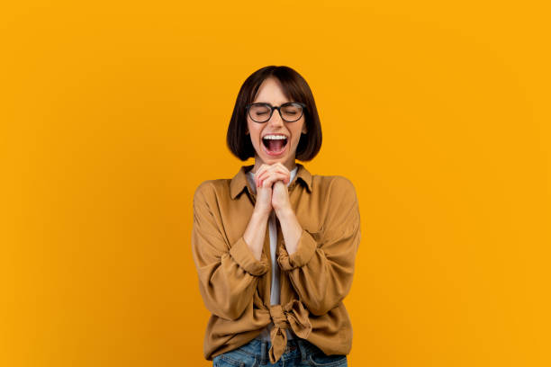 mujer encantada gritando omg, juntando las manos, gritando wow con la boca abierta sobre la enorme venta de verano - mouth open fotos fotografías e imágenes de stock