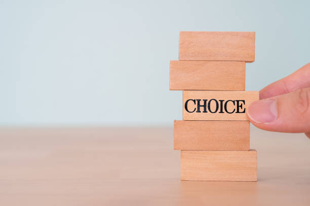 elección; bloques de madera con texto de concepto "choice" y una mano. - elecciones fotografías e imágenes de stock