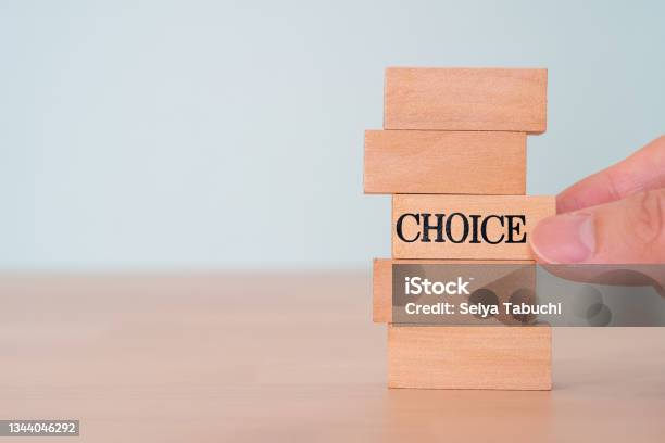 選択コンセプトと手のchoiceテキストを持つ木製のブロック - 選択のストックフォトや画像を多数ご用意 - 選択, 選ぶ, 決定