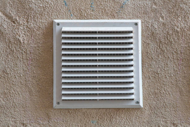 white plastic ventilation grille for internal air evacuation and bad smells with anti-insect net against a plaster wall - aeration imagens e fotografias de stock