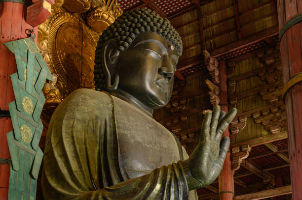 el buda más grande (daibutsu-den) en el templo todaiji o daibutsu de nara japón con una altura de 15 metros y es una de las imágenes sagradas y respetadas de buda del pueblo japonés. - religion buddha buddhism temple fotografías e imágenes de stock