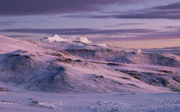 céu do nascer do sol roxo-rosa mágico sobre a cratera do vulcão kilimanjaro. 5895m de altura - o ponto mais alto da áfrica e a mais alta montanha de pé livre do mundo. - 5895 - fotografias e filmes do acervo