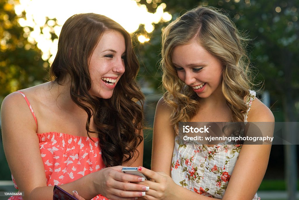 Nastoletnie dziewczyny SMS-a - Zbiór zdjęć royalty-free (14-15 lat)