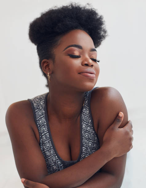 retrato de bela jovem afro-americana mulher - cílios postiços - fotografias e filmes do acervo