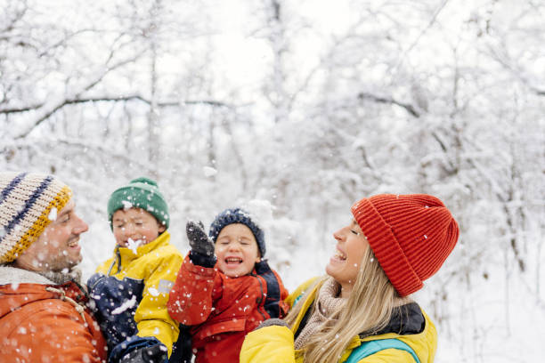 happy family in the winter wonderland - nature forest clothing smiling imagens e fotografias de stock
