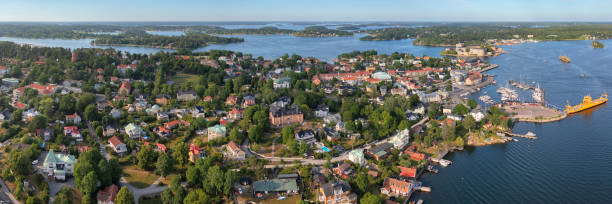 vaxholm no arquipélago de estocolmo - stockholm archipelago sweden stockholm island - fotografias e filmes do acervo