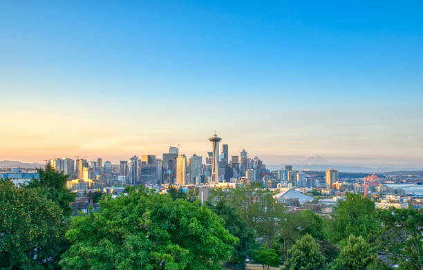 夏の日の出、ケリーパークから見たワシントンのダウンタウンスカイライン - seattle skyline mt rainier space needle ストックフォトと画像