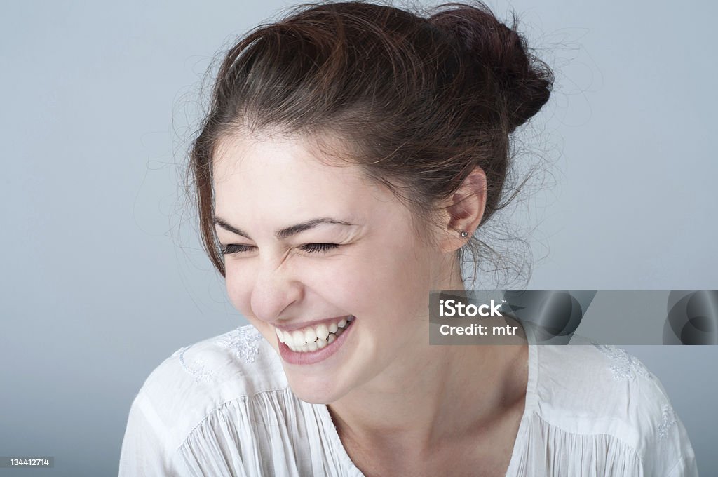 Porträt der lächelnde Junge Frau mit braunen Haaren - Lizenzfrei Lachen Stock-Foto