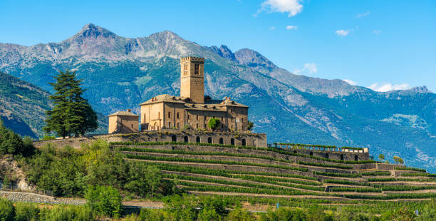 o mais majest castelo de sarre (castello reale di sarre), no vale de aosta, norte da itália. - valle daosta - fotografias e filmes do acervo