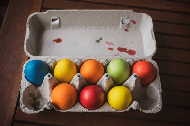 bandeja con huevos de pascua de colores - carton multi colored easter egg easter fotografías e imágenes de stock