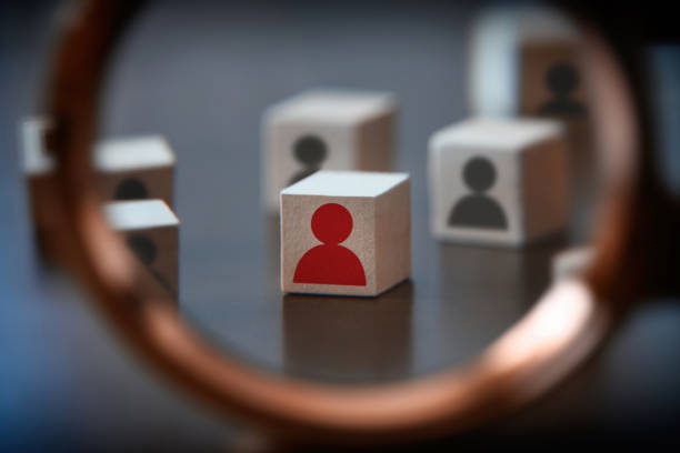 concetto di leadership. icona umana rossa sul blocco di cubo di legno visto attraverso la lente d'ingrandimento - partnership marketing connect the dots business foto e immagini stock