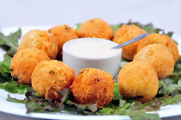 délicieuses boulettes de pommes de terre bacalhau et de manioc frites, cuites au four et farcies de poulet, fromage, olives et crème, kieve - accras de morue photos et images de collection