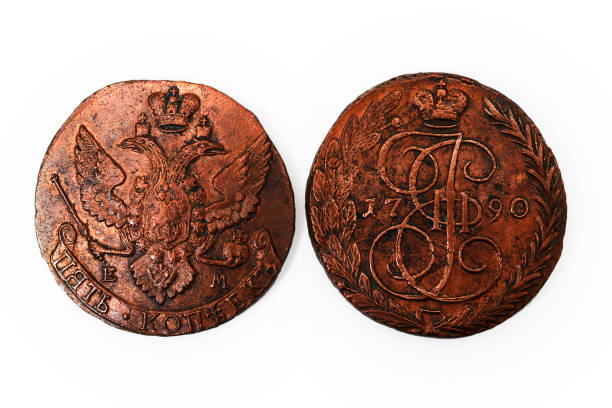 due vecchie monete di rame russe del 18 ° secolo su sfondo bianco - foto stock