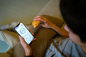 junger-asiatischer-mann-mit-der-mobilen-gesundheitsplan-app-auf-dem-smartphone-zu-hause.jpg?b=1&s=170x170&k=20&c=bZV62SKNq4tnwwxorb9Y24pMprXpMC39zuyFvG2167c=