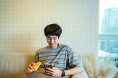 junger-asiatischer-mann-mit-der-mobilen-gesundheitsplan-app-auf-dem-smartphone-zu-hause.jpg?b=1&s=170x170&k=20&c=djGYMqcd1QaoHSrC-8LSjcqZfeWEMjViihiwIw17UoQ=