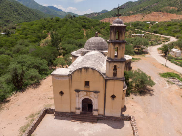 drone footage misión del santo ángel de la guarda de satevó cerca de batopilas chihuahua méxico en la región de las barrancas del cobre sierra madre hogar de los tarahumaras - desierto chihuahua fotografías e imágenes de stock