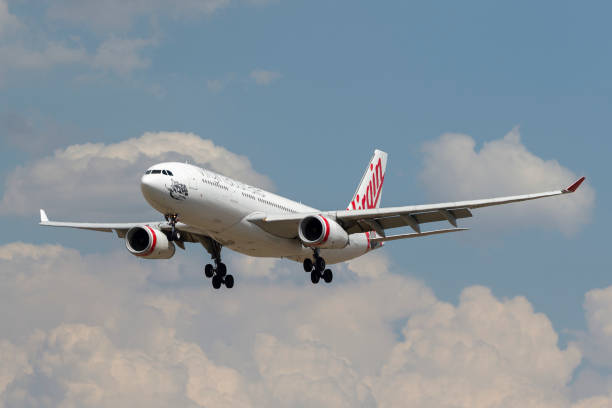 l’avion de ligne airbus a330-243 de virgin australia airlines en approche pour atterrir à l’aéroport de melbourne. - virgin group photos et images de collection