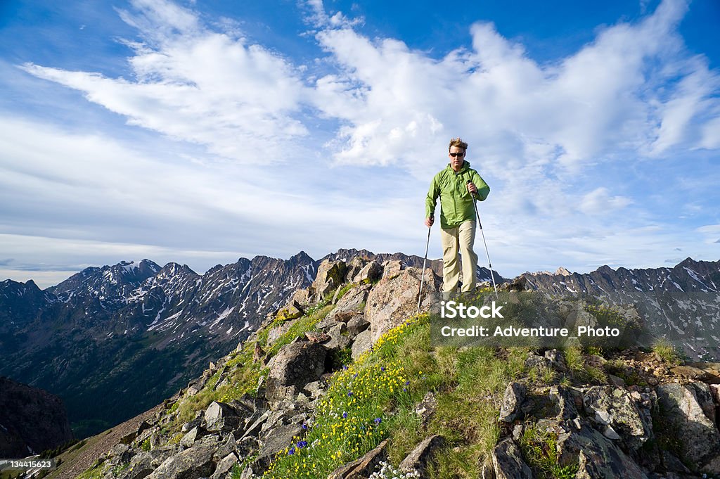 남자 하이킹 산마루 여름 - 로열티 프리 높은 곳 스톡 사진