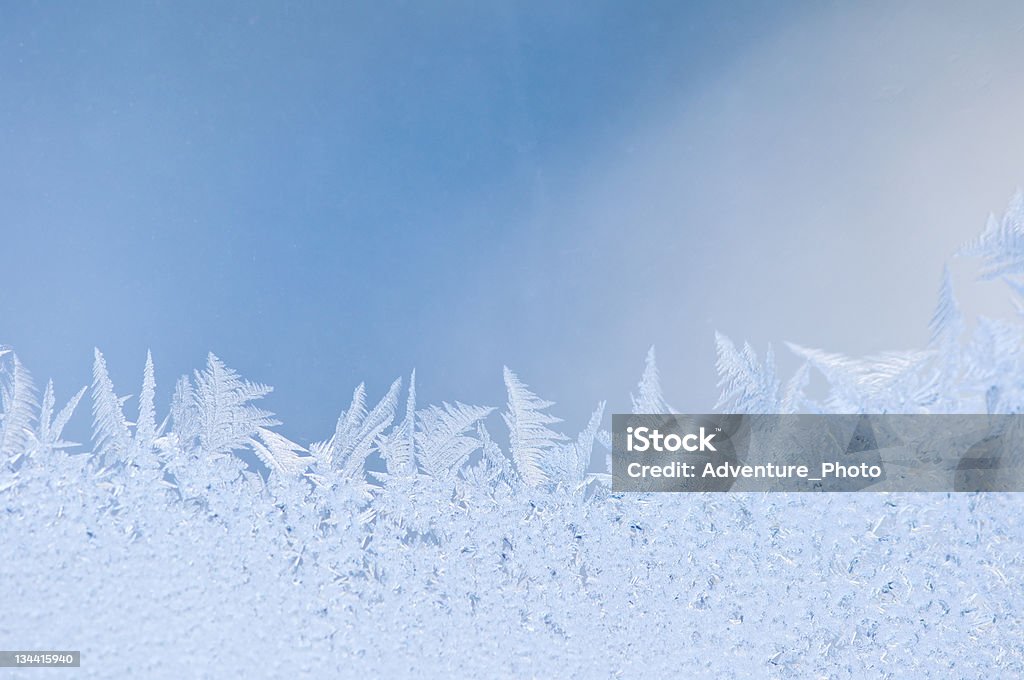 Gros plan de cristaux de glace Hoarfrost Frost - Photo de Bleu libre de droits