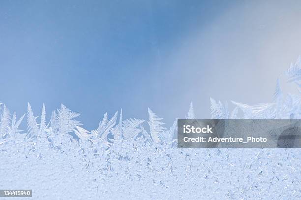 Foto de Hoarfrost Frost Em Forma De Cristais De Gelo Detalhe e mais fotos de stock de Azul