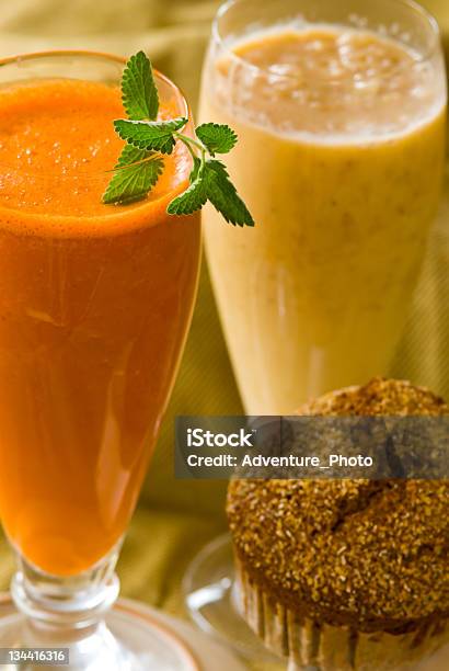 Möhrensaft Und Bananensmoothie Mit Kleiemuffin Stockfoto und mehr Bilder von Smoothie - Smoothie, Muffin - Kuchen und Süßwaren, Abnehmen