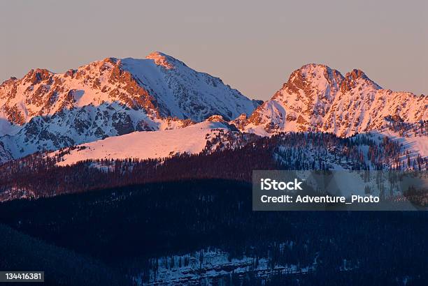 Alpenglow Na Gore Mountain Range Kolorado - zdjęcia stockowe i więcej obrazów Alpenglow - Alpenglow, Bez ludzi, Czerwony