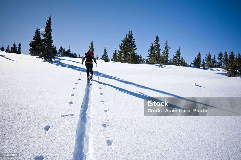 Backcountry esquiador Skinning en medio de las montañas de invierno - Foto de stock de Beaver Creek libre de derechos