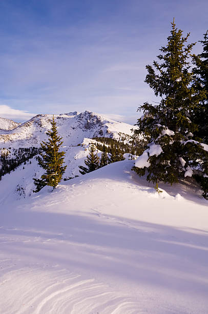 冬景色の美しい山の夕暮れ - copy space alpenglow winter mountain range ストックフォトと画像