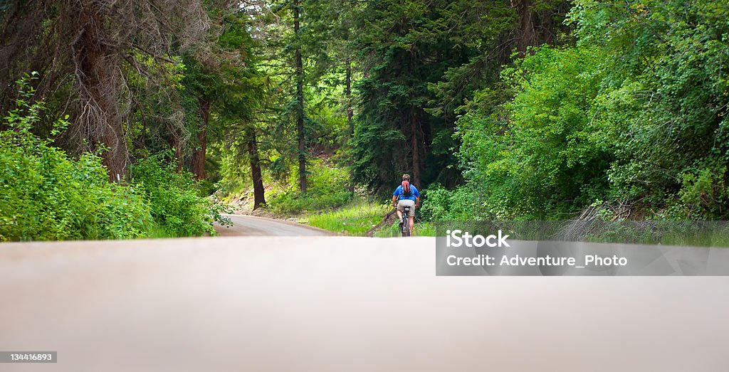 남자 다시 생성됩니다 on 산악 자전거를 버처 임산 - 로열티 프리 30-34세 스톡 사진