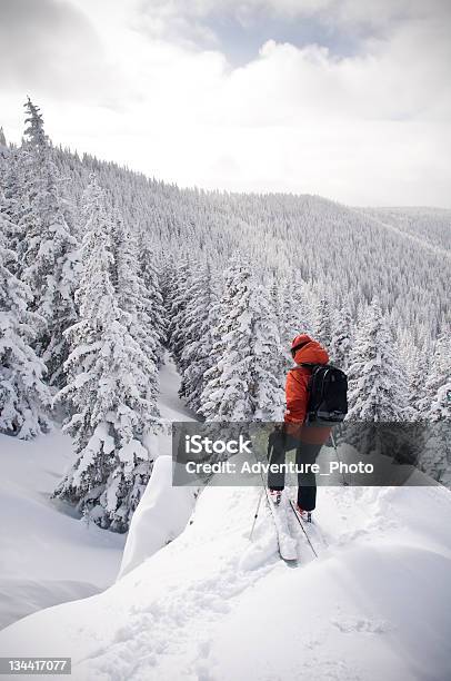 Sciatore Uomo Si Ferma Nella Parte Superiore Della Scogliera Grande - Fotografie stock e altre immagini di Sci - Sci e snowboard