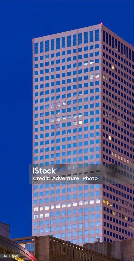 Arranha-céus de escritório moderna Edifício Arranha-céu do centro da cidade de Denver - Royalty-free Alto - Descrição Física Foto de stock