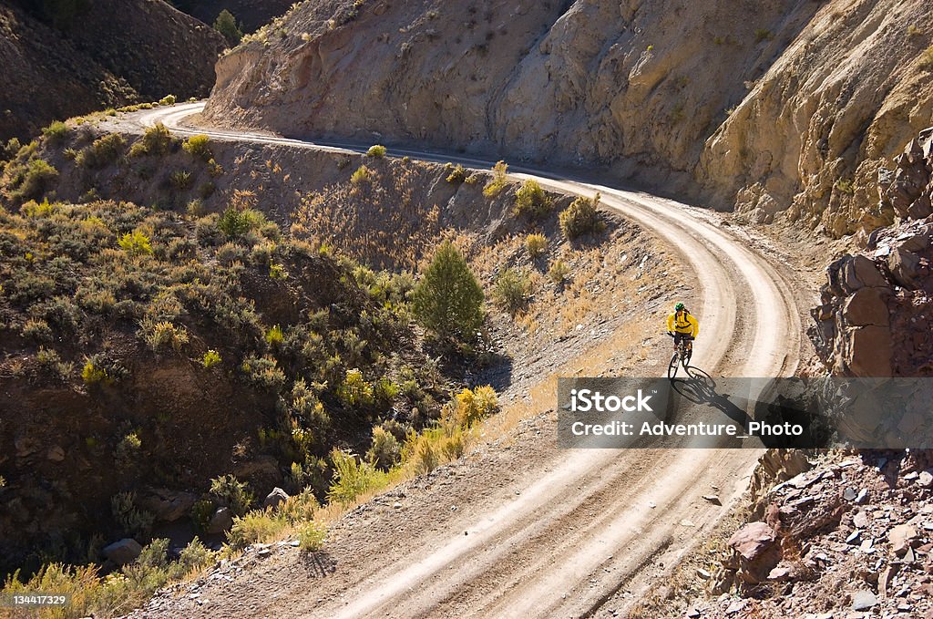 Mountain Biker Reiten Schotterstrecke im Canyon - Lizenzfrei Biegung Stock-Foto