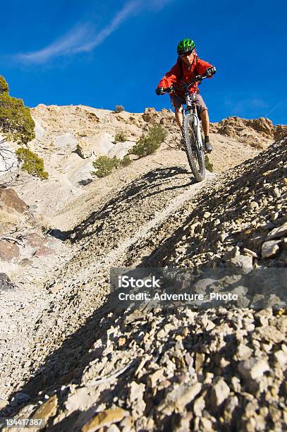 Mountainbiker Navigation In Schwierigem Terrain Stockfoto und mehr Bilder von Aggression - Aggression, Aktivitäten und Sport, Berg