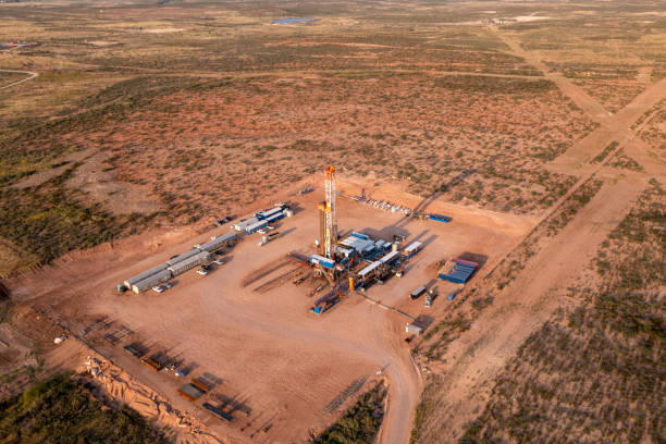 plataformas de perfuração de petróleo no novo méxico filmadas de drones - fracking - fotografias e filmes do acervo