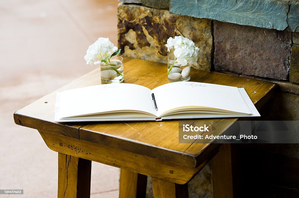 Guest Book on Wood Table, um sich an für - Lizenzfrei Gästebuch Stock-Foto