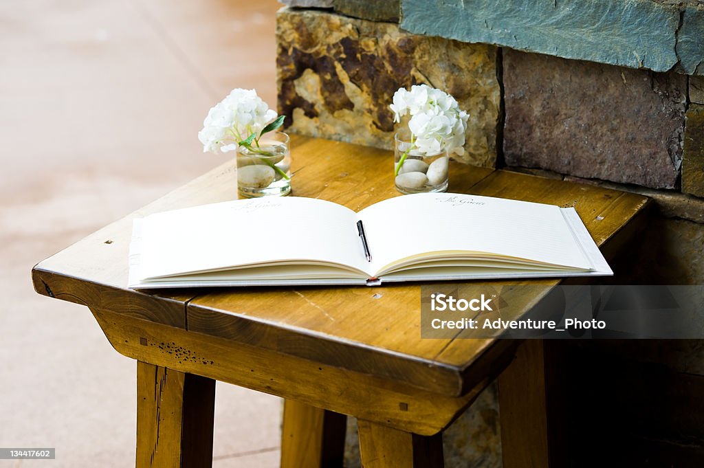 Libro de los huéspedes en mesa de madera para entrar en una boda - Foto de stock de Libro de los huéspedes libre de derechos