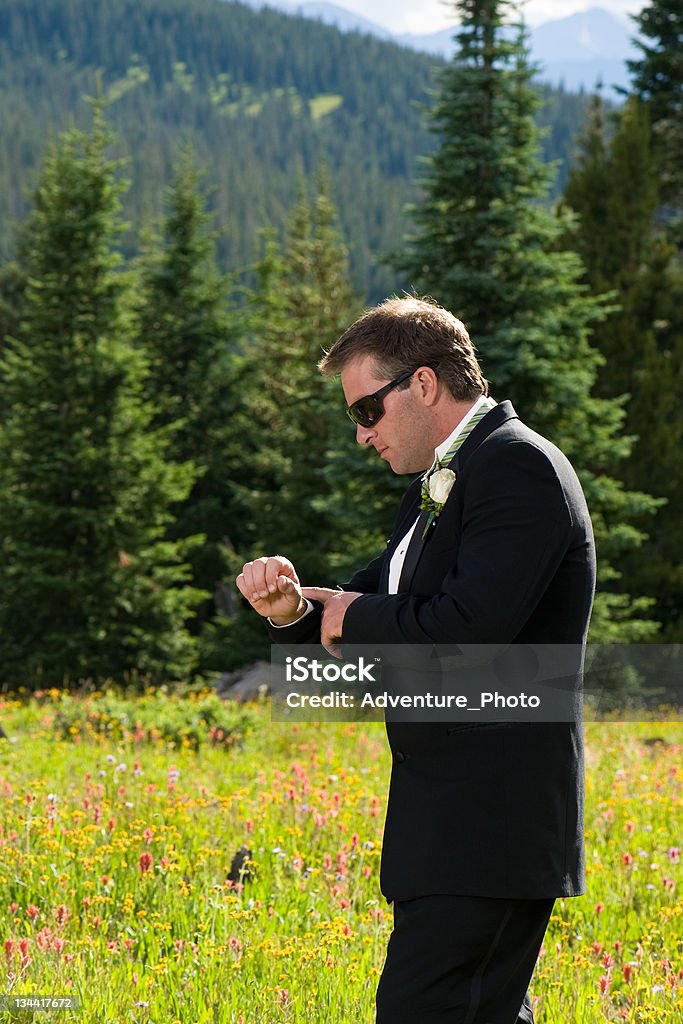 Bräutigam Blick in die Sie vor der Hochzeit - Lizenzfrei Auf die Uhr sehen Stock-Foto