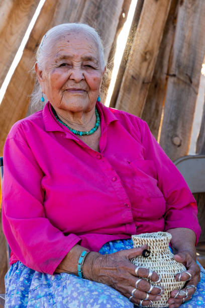 mulheres nativas nativas americanas com a mão fizeram cestas usadas para segurar água durante cerimônia de casamento - cultura tribal da américa do norte - fotografias e filmes do acervo