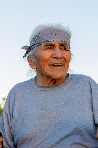 Anciano nativo americano Navajo Hombre sentado en su andador photo