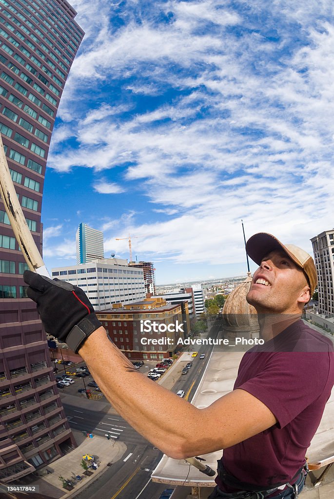 Mann Farben auf der fahnenstange auf der Innenstadt Wolkenkratzer in Denver - Lizenzfrei Abenteuer Stock-Foto