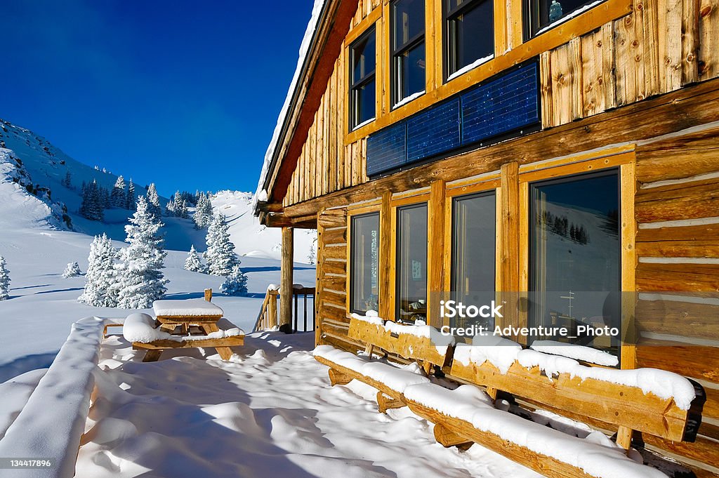 Fuoripista tra rifugi di montagne rocciose Colorado in inverno - Foto stock royalty-free di Capanna di legno