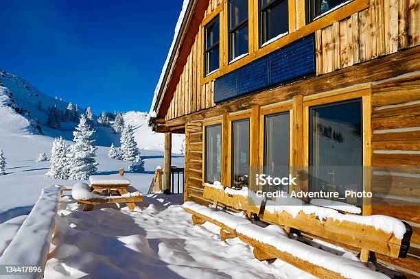 Fuoripista Tra Rifugi Di Montagne Rocciose Colorado In Inverno - Fotografie stock e altre immagini di Capanna di legno