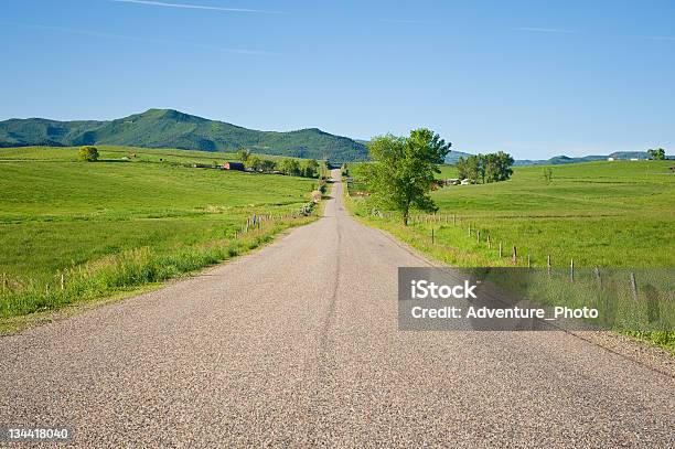 Pintoresco Paisaje Rural Con Road En Colorado Foto de stock y más banco de imágenes de Agricultura - Agricultura, Aire libre, Asfalto