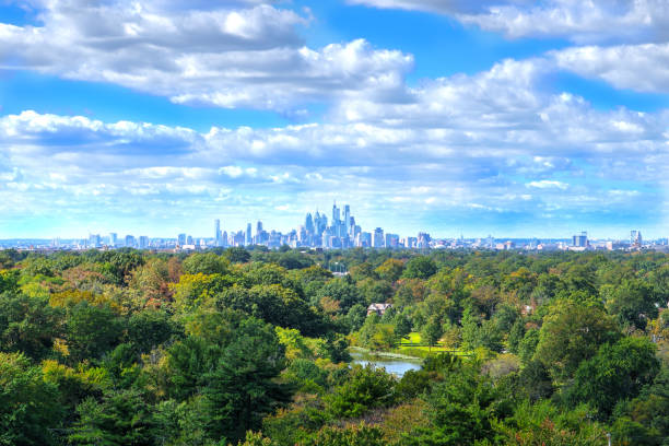 center city philadelphia in der ferne - pennsylvania stock-fotos und bilder