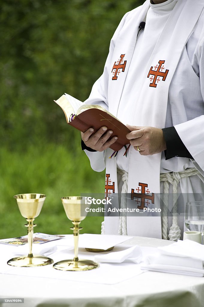 Christian Ministro Performing religiosa apresentações tradicionais - Foto de stock de Adulto royalty-free