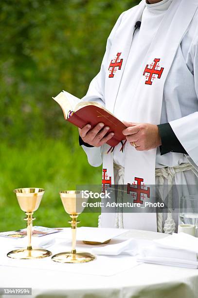 Foto de Christian Ministro Performing Religiosa Apresentações Tradicionais e mais fotos de stock de Adulto