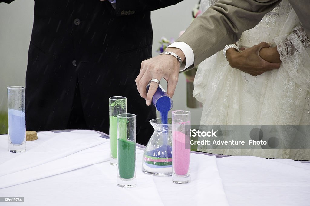 Braut und Bräutigam bei Hochzeitsfeiern Eingießen Sand - Lizenzfrei Braut Stock-Foto