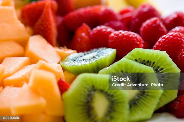 Melón Y Bayas Kiwi Bandeja Grande Con Frutas Foto de stock y más banco de imágenes de Alimento - Alimento, Color - Tipo de imagen, Color vibrante